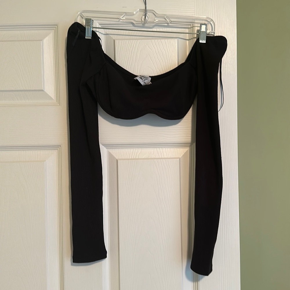 Off the shoulder scoop boob long sleeve cropped top